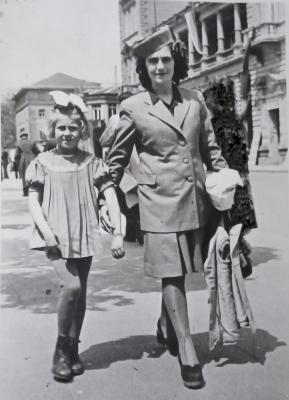 Дина и Цветана Безуханови; Разходка пред Военния Клуб, 1940